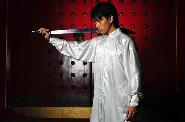 Asyalı Çinli adam kılıçla bir savaşa hazırlanıyor — Stok fotoğraf
