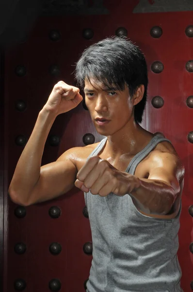 Ásia chinês homem no kungfu staces — Fotografia de Stock