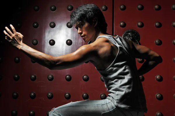 Αρσενικό Ασίας κινεζική kungfu μαχητής σε διάφορες πόζες — Φωτογραφία Αρχείου
