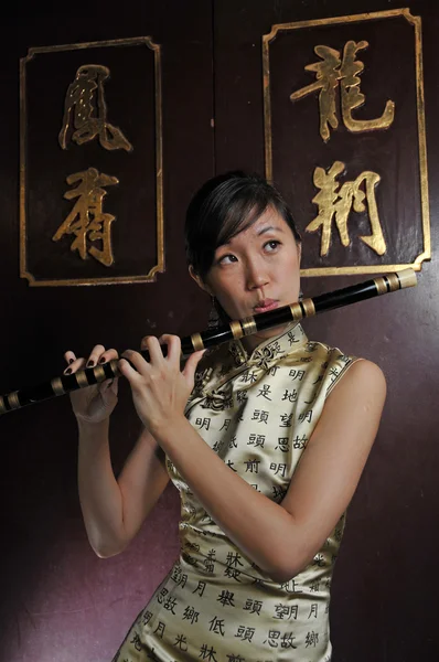 Asiática china mujer sosteniendo una flauta — Foto de Stock