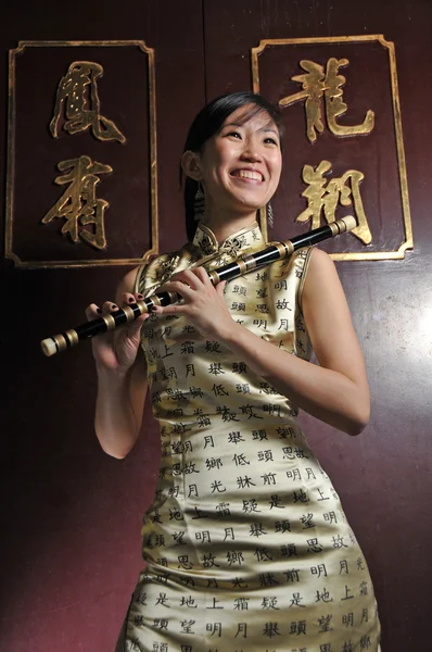 Asiatico cinese donna holding un flauto — Foto Stock