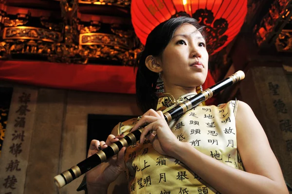 Asiatische chinesische Frau hält eine Flöte — Stockfoto