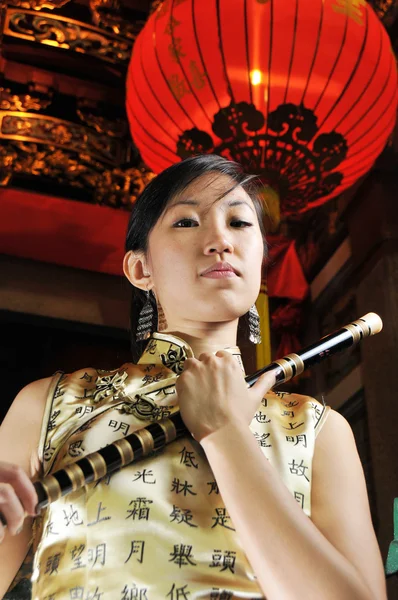 피리를 들고 아시아 중국 여자 — 스톡 사진