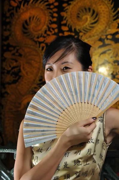 Ασιατικές κυρία σας κινεζική με έναν ανεμιστήρα στο χέρι — Φωτογραφία Αρχείου