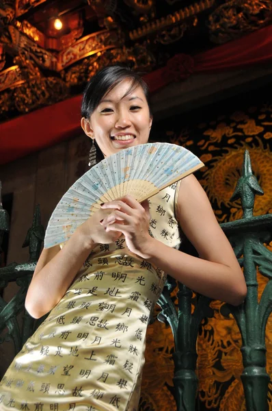 Asiatique chinois dame avec un ventilateur dans sa main — Photo