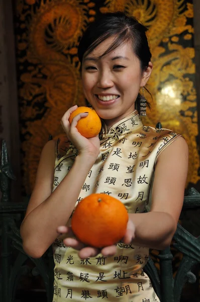 Asiatische Chinesin mit Orangen zum chinesischen Neujahr — Stockfoto