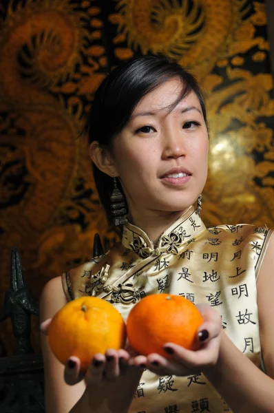 Ασίας κινεζική κυρία με τα πορτοκάλια για το κινεζικό νέο έτος — Φωτογραφία Αρχείου