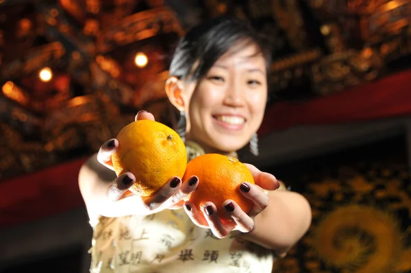 Ασίας κινεζική κυρία με τα πορτοκάλια για το κινεζικό νέο έτος — Φωτογραφία Αρχείου