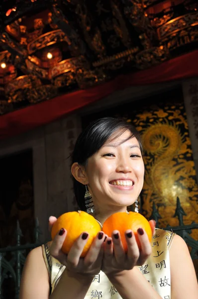 Asian chinese lady with oranges for chinese new year — Stock Photo, Image