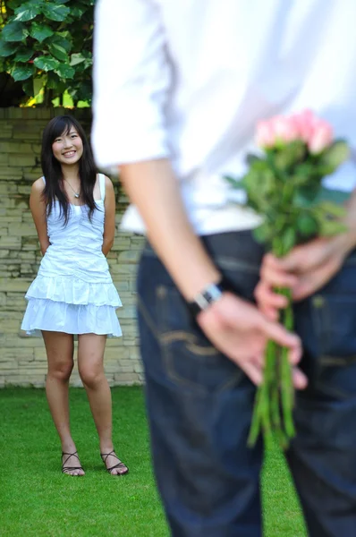 Asiatiska kinesiska par i uppvaktning utomhus — Stockfoto