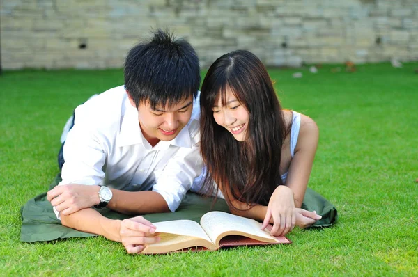 Asiático chinês casal leitura no parque — Fotografia de Stock