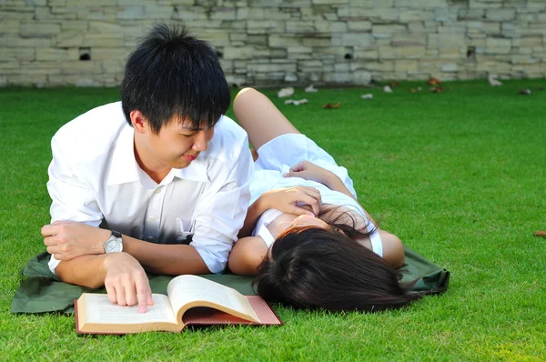 Asiático chino pareja leyendo en el parque — Foto de Stock