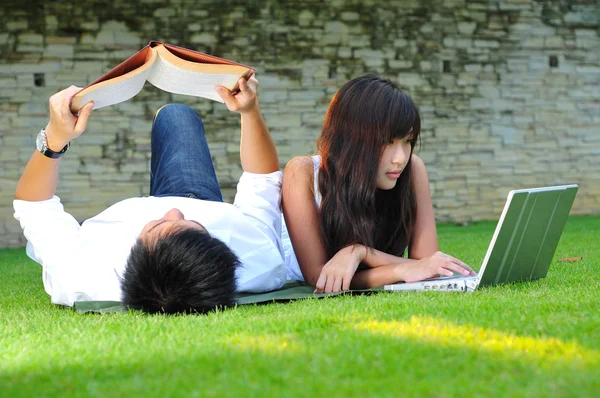 Asiatisches Paar verbringt Zeit im Freien mit Computer — Stockfoto