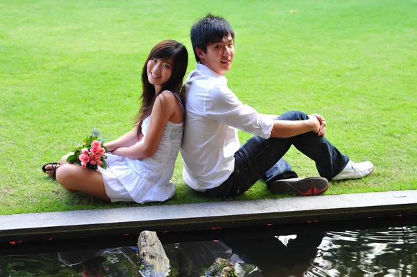 Asiático chinês casal em íntimos momentos ao ar livre — Fotografia de Stock