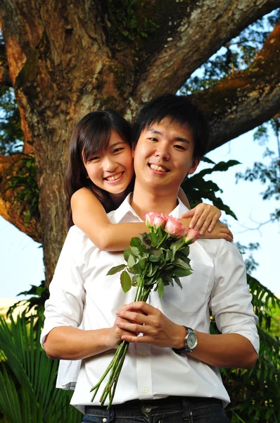 Asiatique chinois couple dans intime moments de plein air — Photo