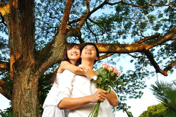 Asiático chino pareja en íntimo momentos al aire libre — Foto de Stock