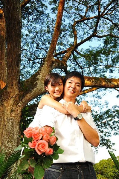 Азиатская китайская пара в интимные моменты на открытом воздухе — стоковое фото