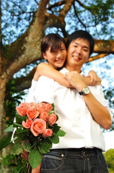 Asijské čínský pár v intimních chvílích venkovní — Stock fotografie