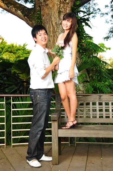 Asiatiska kinesiska par i intima stunder utomhus — Stockfoto