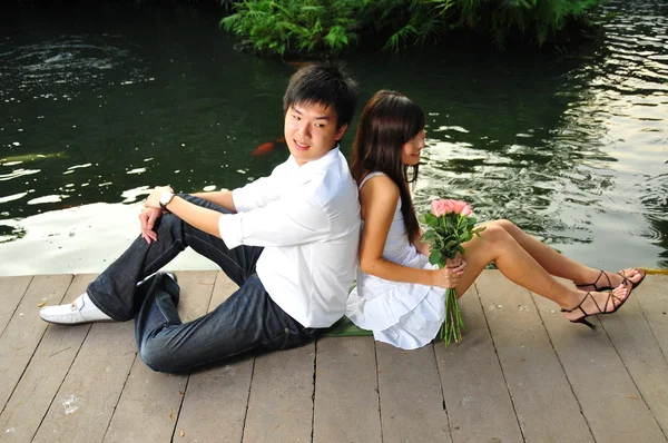 Фото азиатской китайской пары, которая по очереди смотрит друг на друга — стоковое фото