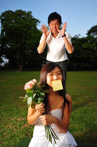 Asiatique couples dans un jardin taquiner l 'autre — Photo