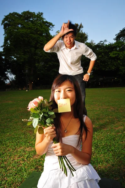 Casais asiáticos em um jardim provocando uns aos outros — Fotografia de Stock