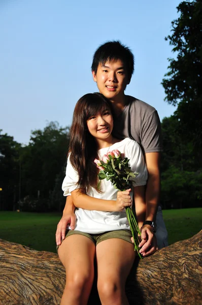 Asiatique chinois couple dans intime moments de plein air — Photo