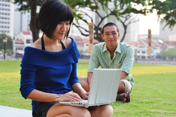 Asiatisch chinesisch paar mit mobile computing — Stockfoto