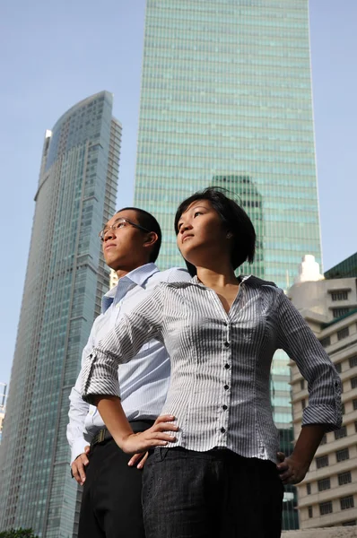 在城市中成功亚洲中国夫妇 — 图库照片