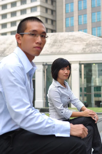 Éxito asiático chino pareja en la ciudad — Foto de Stock