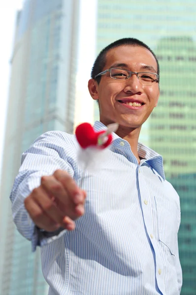 Moderno chino asiático hombre proponiendo en la ciudad — Foto de Stock