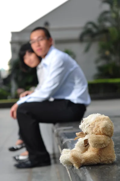 Moderní páry v lásce v městě s medvídky — Stock fotografie