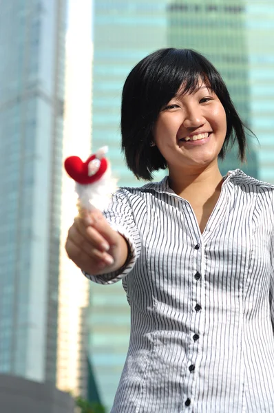 Asiática china mujer mostrando símbolo de amor — Foto de Stock