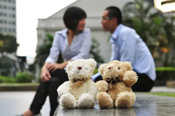 Moderne verliebte Paare in der Stadt mit Teddybären — Stockfoto