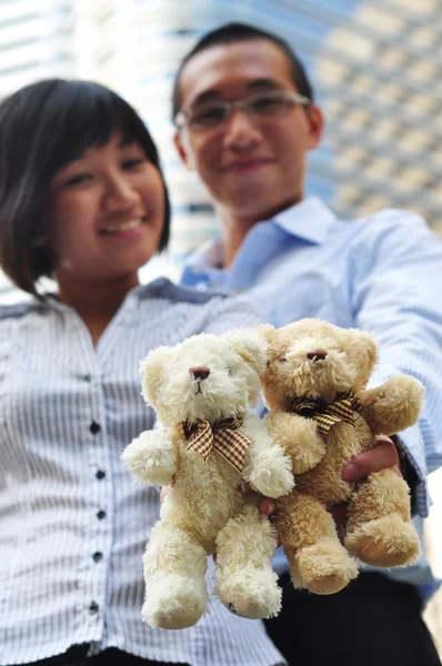 Moderne verliebte Paare in der Stadt mit Teddybären — Stockfoto