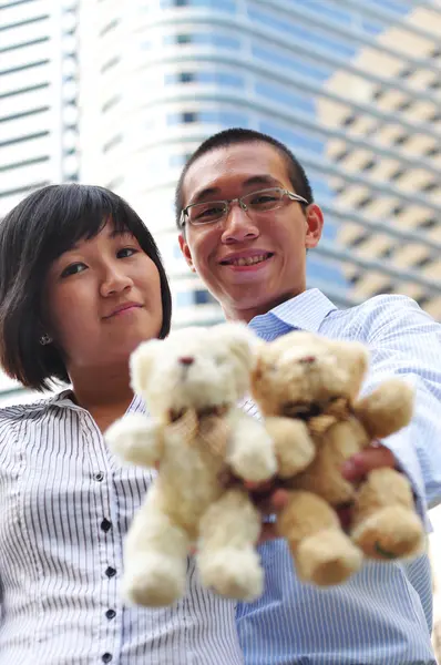 Modern couples in love in the city with teddy bears — Stock Photo, Image