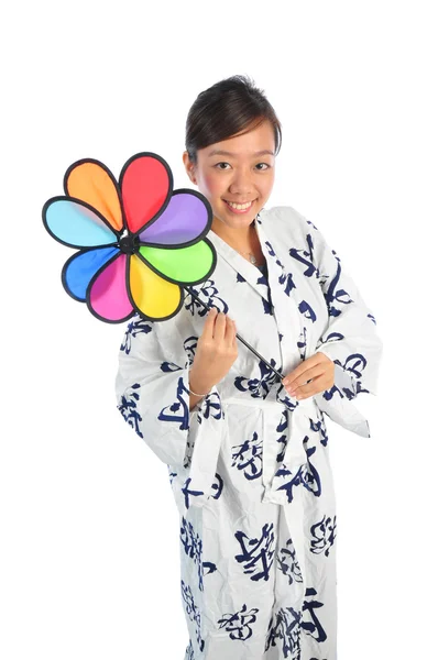 Menina japonesa em Yukata e em várias poses — Fotografia de Stock