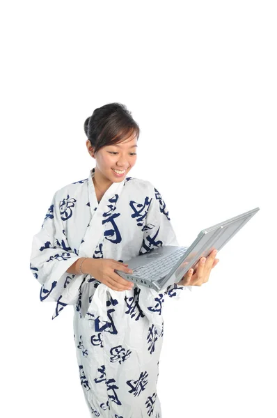 亚洲日本女孩用的笔记本电脑 — 图库照片