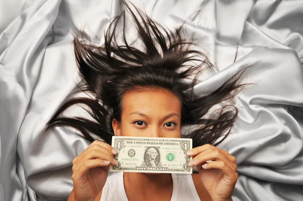 Mujer china asiática con un billete de dólar estadounidense — Foto de Stock