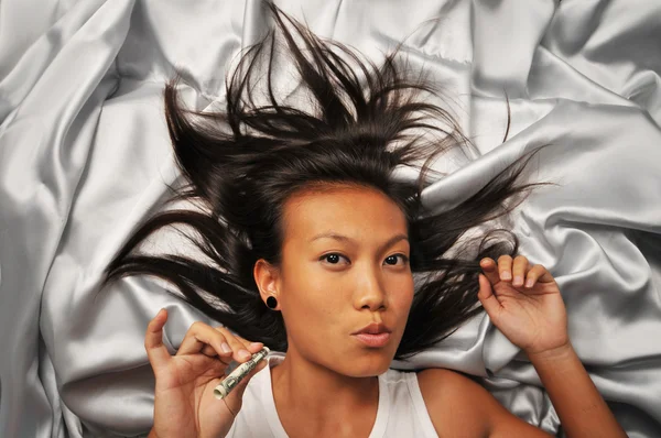 Asyalı Çinli kadınla bir ABD Doları — Stok fotoğraf