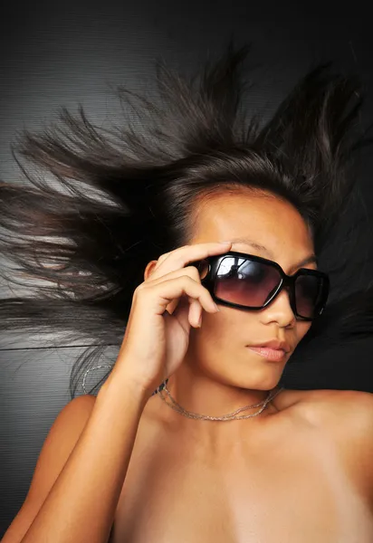 Asiática chinesa mulher posando com seus óculos de sol — Fotografia de Stock