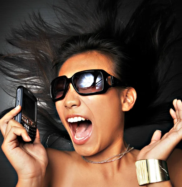 Asiatico cinese donna urlando in il suo handphone — Foto Stock