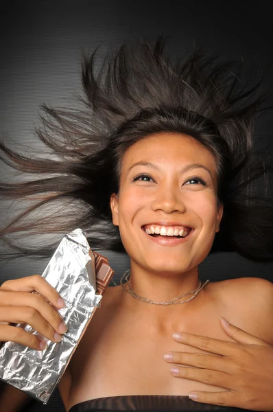Aziatische Chinees meisje genieten van haar chocolade bar — Stockfoto