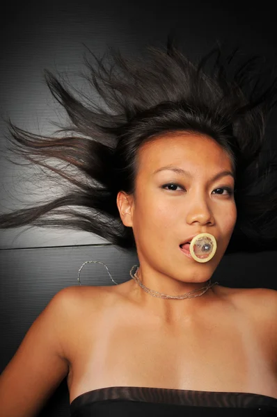 Азиатка показана с контрацептивом — стоковое фото