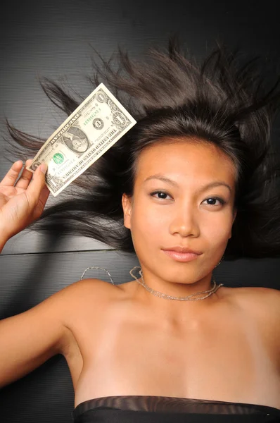 Азиатская китаянка с банкнотой в долларах США — стоковое фото