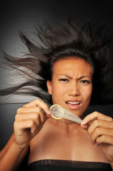 Asiatisk kvinna visas med preventivmedel — Stockfoto