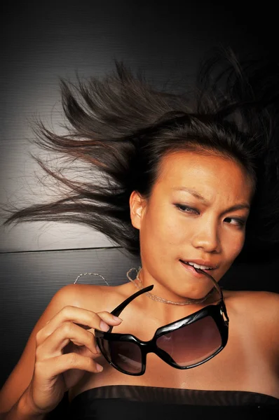 Asian chinese woman posing with her sun glasses — Stock Photo, Image