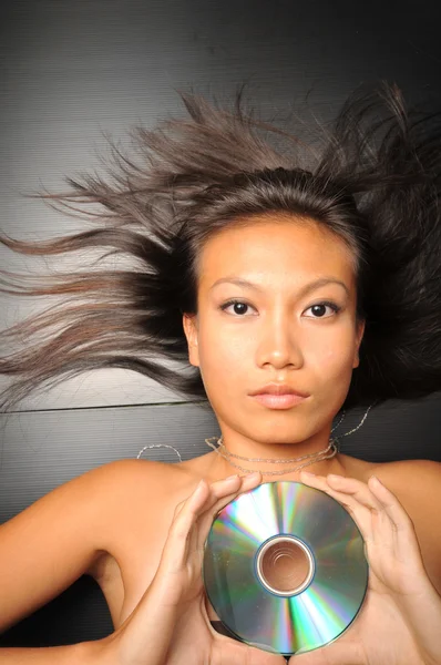 Aziatische chinese vrouw bezit is van een cd of dvd — Stockfoto