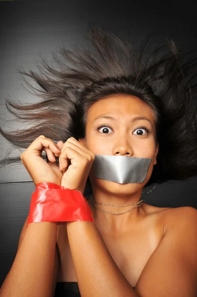 Menina chinesa asiática com fita adesiva sobre sua boca — Fotografia de Stock