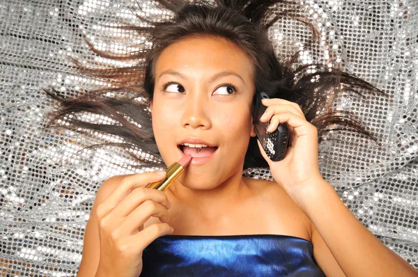 Menina chinesa asiática em seu caminho para a festa com telefone — Fotografia de Stock